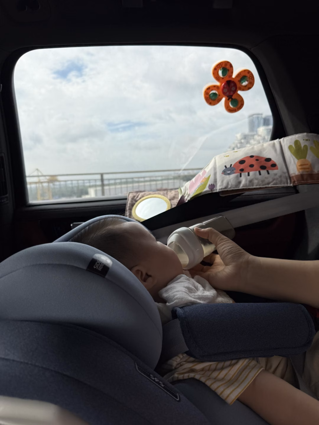 Diễm My 9X lần đầu lộ diện con trai, visual của em bé gây chú ý Diễm My chỉ hé lộ những khoảnh khắc úp mở về con trai suốt thời gian qua