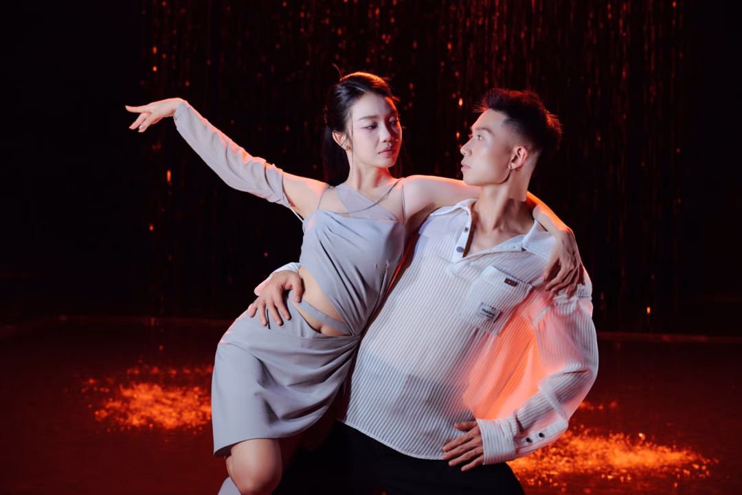 Hoàng Duyên tung sản phẩm “hậu” chia tay “Em xinh say hi” Hoàng Duyên thể hiện khả năng vũ đạo trong MV cùng vũ công Sơn Lâm