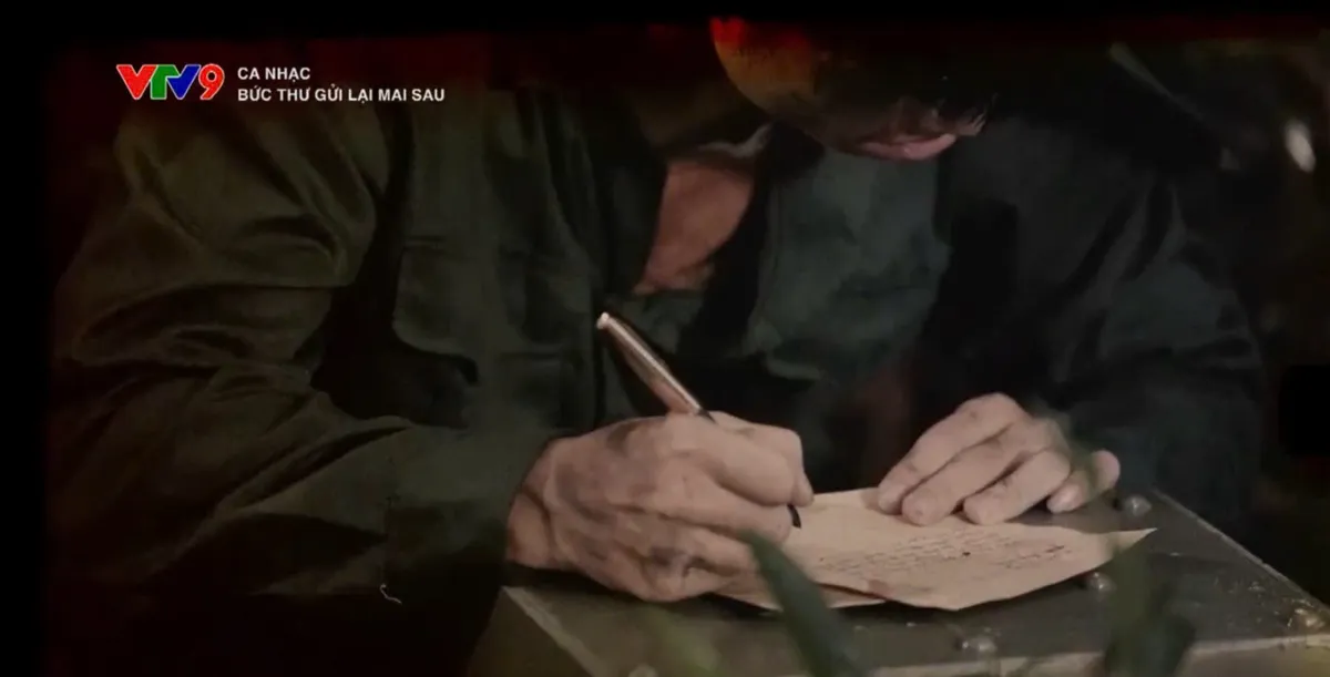 Nhạc sĩ Trần và ca sĩ Kiên cùng kể chuyện bức thư tay của 4 chiến sĩ gửi thế hệ sau MV tái hiện hình ảnh các chiến sĩ viết thư.