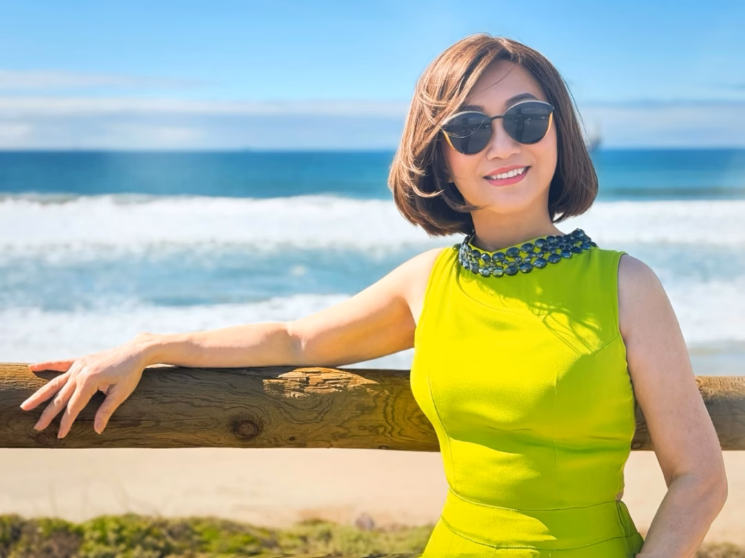 Nữ doanh nhân Đặng Thu Thủy: Phong cách đầm độc đáo và thành công trong kinh doanh Ở đời thường, doanh nhân 5X ưu tiên trang phục màu sắc tươi sáng và có phom chiết eo, đem lại nét trẻ trung cho tổng thể.
