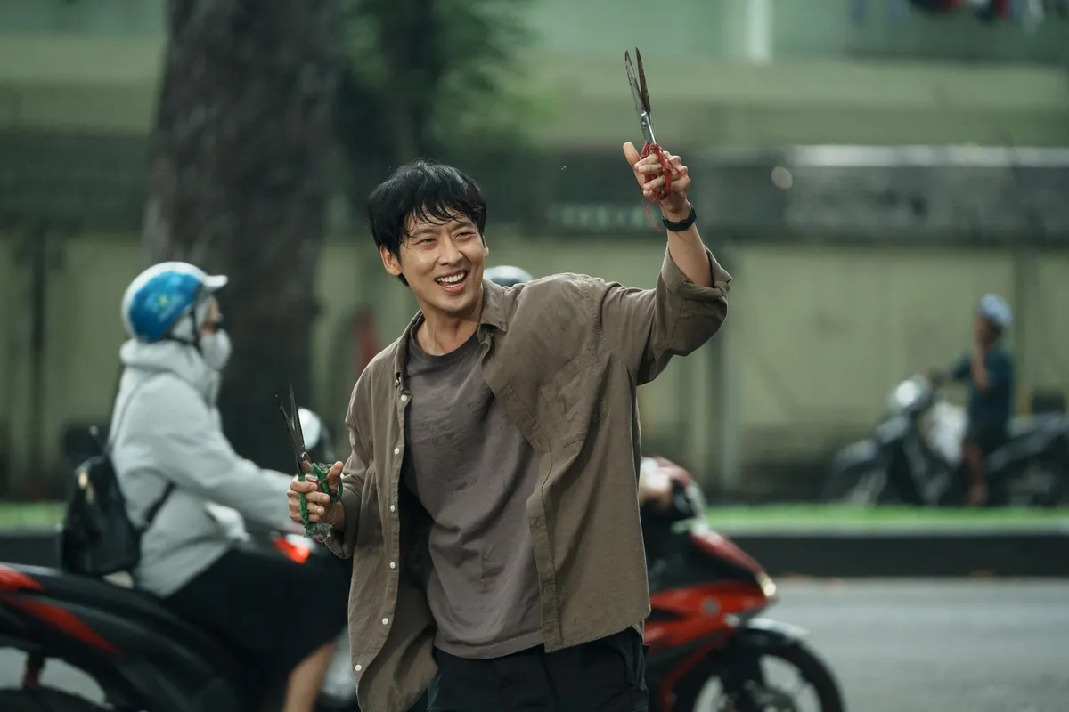 Tuấn Trần hé mở về vai diễn trong phim Mang mẹ đi bỏ Vai diễn có nhiều thử thách của nam diễn viên sinh năm 1992 trong phim "Mang mẹ đi bỏ". (Ảnh: ĐPCC)