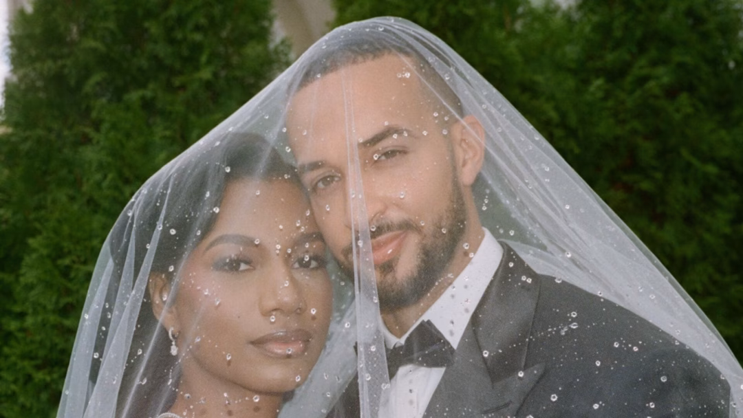 Phong cách trang điểm biến hóa của Taylor Rooks INGLEWOOD, CALIFORNIA – DECEMBER 21: Taylor Rooks Thursday Night Football sideline reporter during a game between the New Orleans Saints and the Los Angeles Rams at SoFi Stadium on December 21, 2023 in Inglewood, California. (Photo by Ric Tapia/Getty Images)