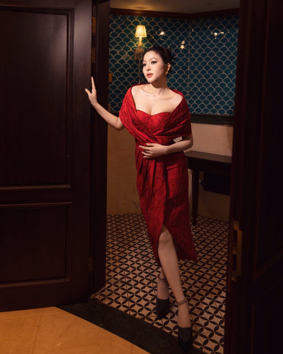 &Aacute; hậu Quỳnh Ch&acirc;u trong đầm su&ocirc;n ngắn đen