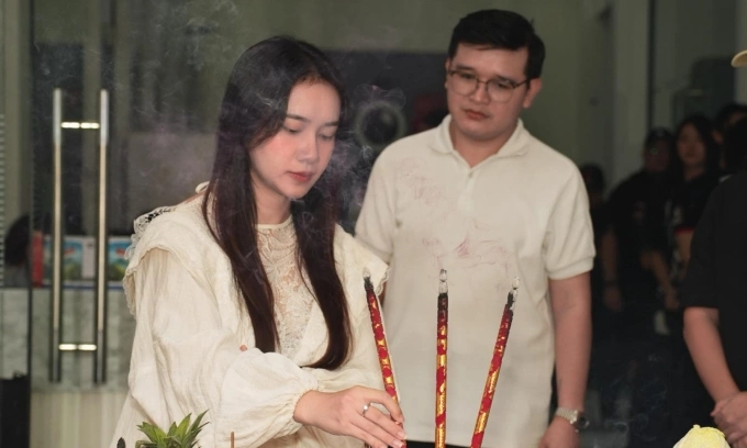 Nh&agrave; sản xuất Mai Bảo Ngọc v&agrave; đạo diễn V&otilde; Thanh H&ograve;a (phải) ở buổi khai m&aacute;y. Ảnh: 89s Group