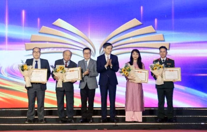 C&aacute;c t&aacute;c giả nhận Tặng thưởng mức B của Hội đồng L&yacute; luận Trung ương