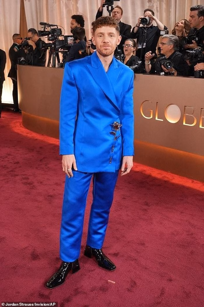 Haley Kalil v&agrave; Chris Perfetti trong trang phục m&agrave;u sắc ch&oacute;i l&oacute;a