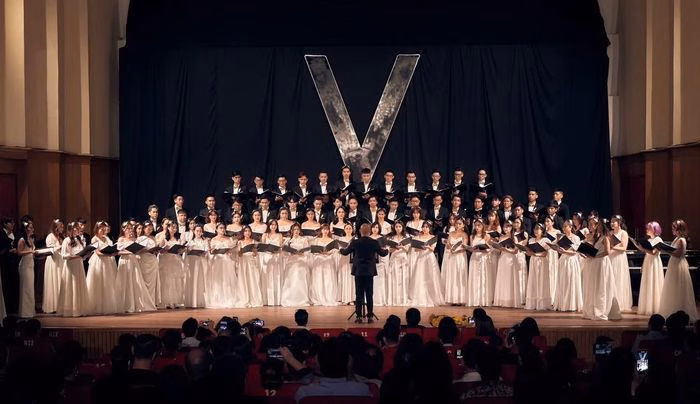 Hợp xướng S&agrave;i G&ograve;n Choir tr&igrave;nh b&agrave;y &ldquo;Ch&agrave;o em c&ocirc; g&aacute;i Lam Hồng&rdquo;