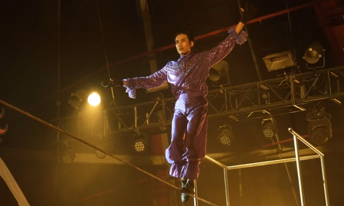 Kiều Minh Tuấn luyện tập xiếc tr&ecirc;n d&acirc;y cao