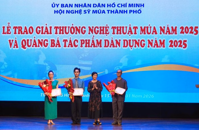 NSND T&ocirc; Nguyệt Nga trao giải B cho c&aacute;c t&aacute;c phẩm xuất sắc