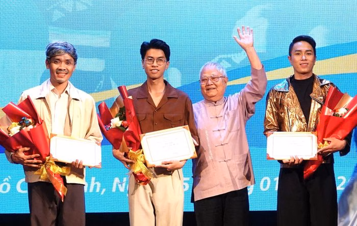 NGƯT Nguyễn B&aacute; Th&aacute;i trao giải C cho c&aacute;c bi&ecirc;n đạo trẻ