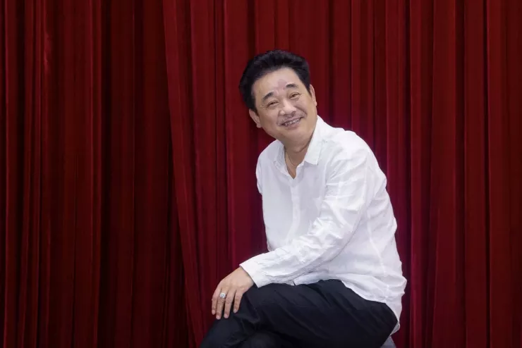 Người nghệ sĩ Quốc Kh&aacute;nh trong kh&ocirc;ng gian 10m2 m&agrave;u hồng