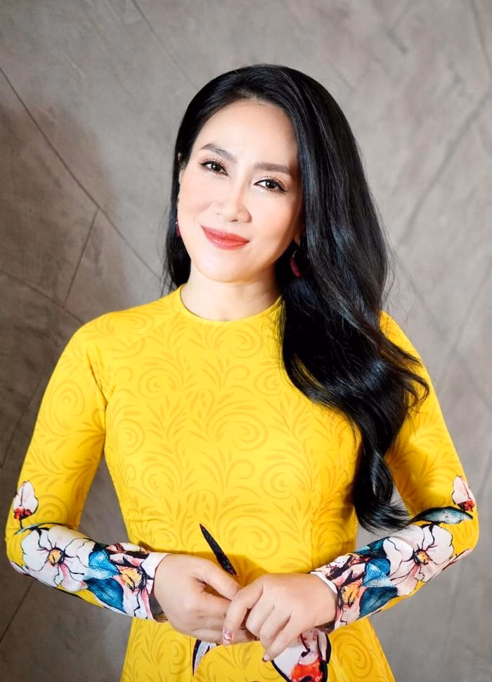 NSƯT V&acirc;n Kh&aacute;nh biểu diễn