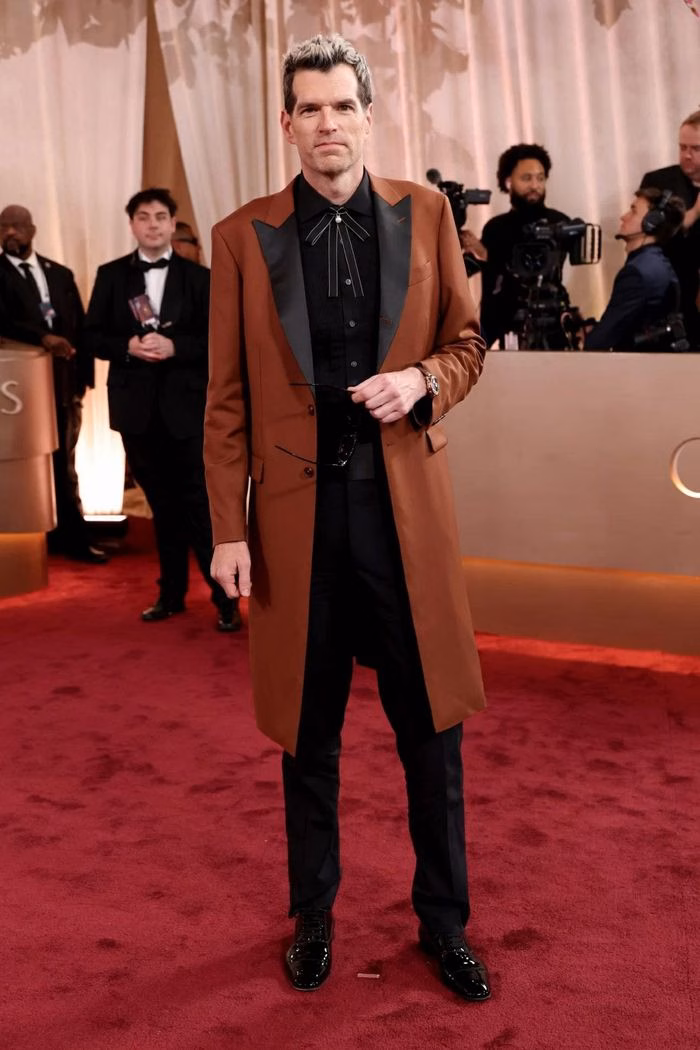 Timothy Simons trong &aacute;o kho&aacute;c chocolate d&agrave;i