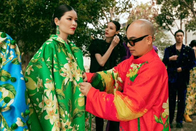 Nh&agrave; thiết kế Vũ Ngọc T&uacute; chăm s&oacute;c người mẫu trong hậu trường