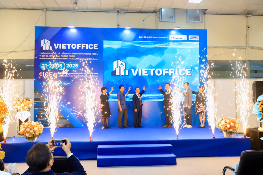 Khai mạc triển lãm VietOffice2025 Các đại biểu bấm nút khai mạc triển lãm VietOffice2025