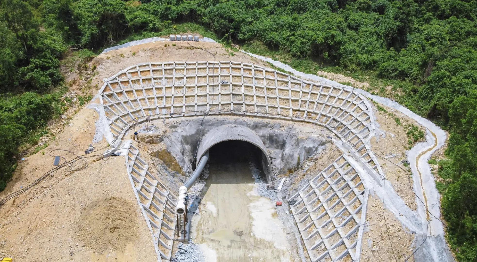 Công nhân làm việc tại công trường Công nhân thi công tại hầm Đèo Ngang