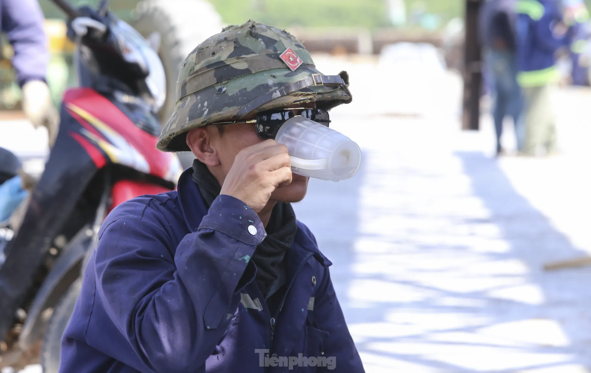 Thi công cầu số 1 Công nhân thi công cầu số 1