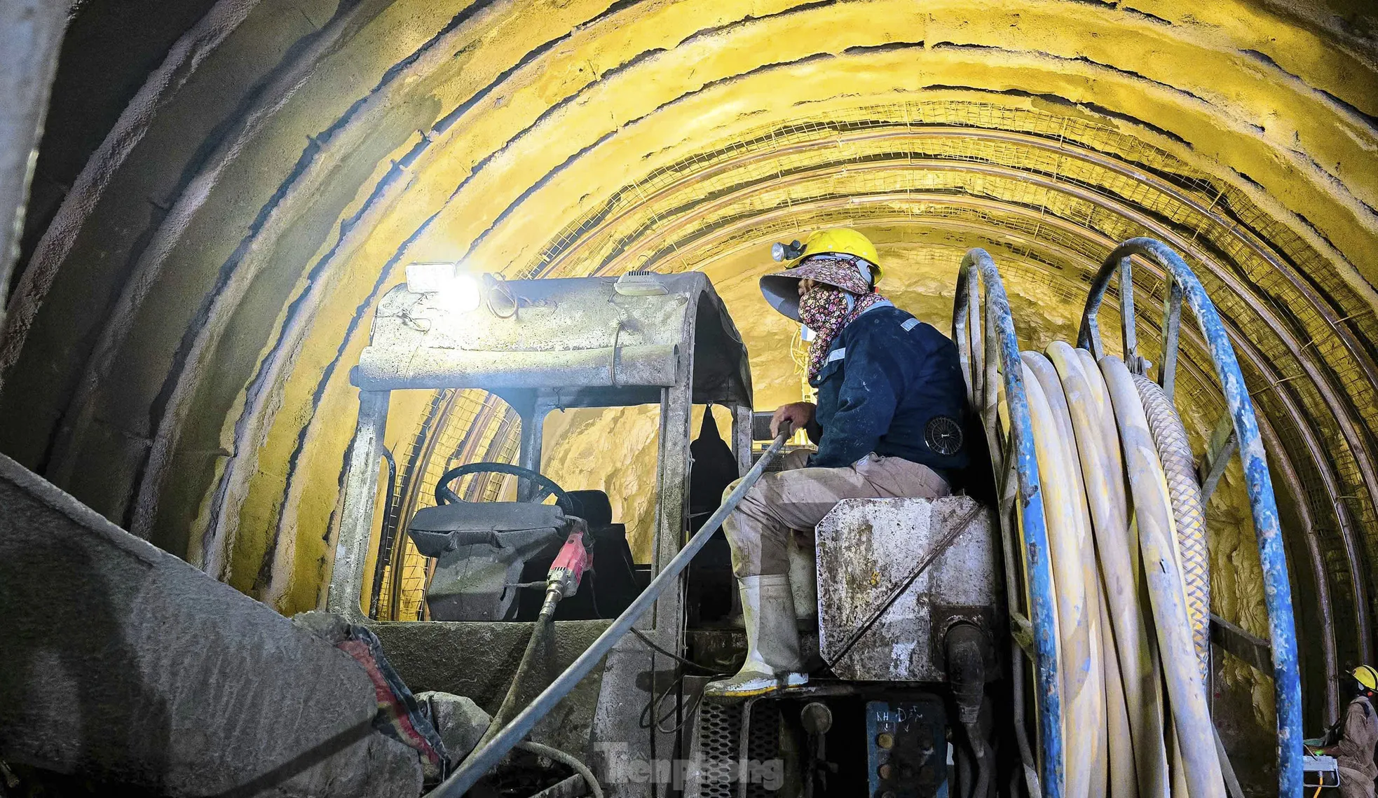 Công nhân làm việc trong hầm Công nhân làm việc trong hầm