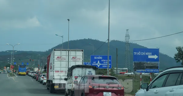 Nút giao quốc lộ 14B với cao tốc Đà Nẵng - Quảng Ngãi Xe cộ nối đuôi qua nút giao quốc lộ 14B với cao tốc Đà Nẵng - Quảng Ngãi