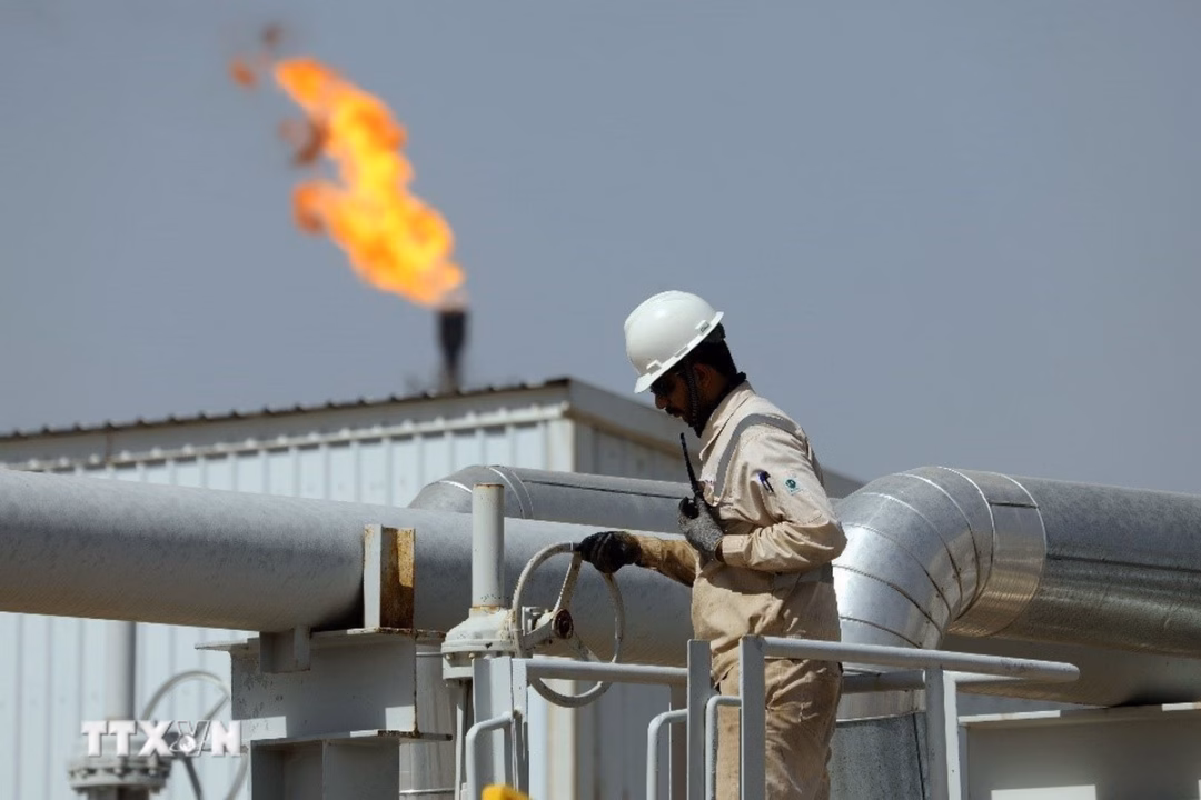 Công nhân làm việc tại nhà máy lọc dầu ở Wasit (Iraq) ttxvn-gia-dau-8.jpg
