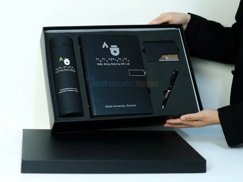 Set quà bình giữ nhiệt, bút ký, sổ tay khắc tên do binhnuocteen.com cung cấp