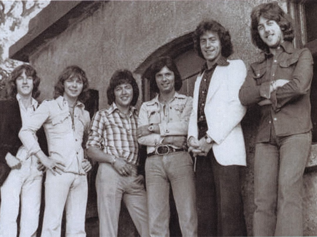Cựu thành viên nhóm nhạc bị thảm sát tiết lộ chuyện đời qua tự truyện The Miami Showband