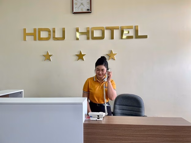 Sinh viên thực hành tại phòng Nghiệp vụ du lịch.