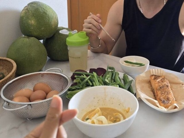 H’Hen Niê tiết lộ bữa sáng保證 sức khoẻ cho mẹ và bé Trứng luộc, cá và rau là 3 món thường xuyên xuất hiện trong bữa ăn của mẹ bầu H'Hen Niê.