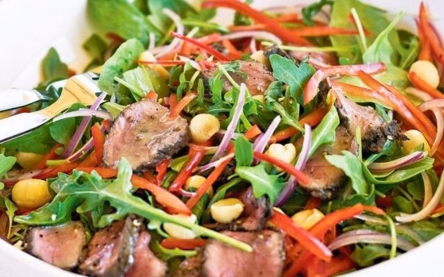 H’Hen Niê tiết lộ bữa sáng保證 sức khoẻ cho mẹ và bé Trên trang cá nhân, những bữa ăn được mẹ bầu H'Hen Niê chia sẻ thường đầy ắp các loại rau củ như bina, đậu bắp, cà chua, bí đỏ, củ dền, ăn kèm cơm nấu cùng ức gà, các loại hạt và một cốc sữa hạt thông. Người đẹp quê Đắk Lắk cũng cho biết các món đa phần được chế biến theo phương pháp luộc hoặc hấp nhằm bảo toàn tối đa dinh dưỡng.