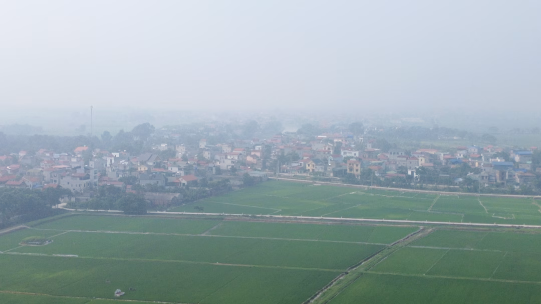 Ngôi làng ở xã Phúc Sơn bị bụi mịn bao phủ lúc 10 giờ ngày 29.7