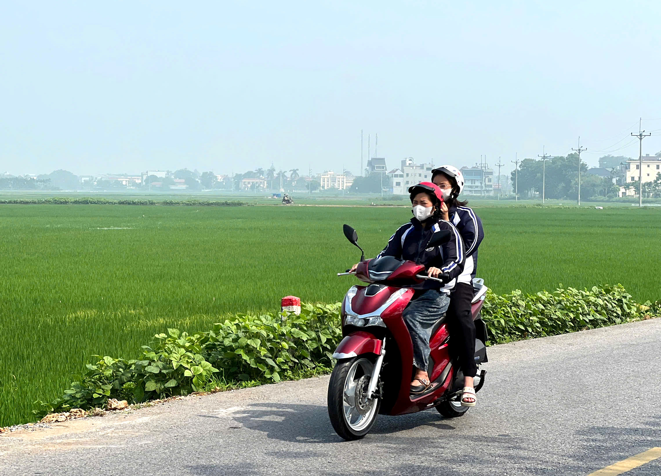 Khi di chuyển qua khu vực này, hầu hết người đi xe máy đều bịt kín khẩu trang để hạn chế sự ảnh hưởng của không khí ô nhiễm đối với sức khỏe