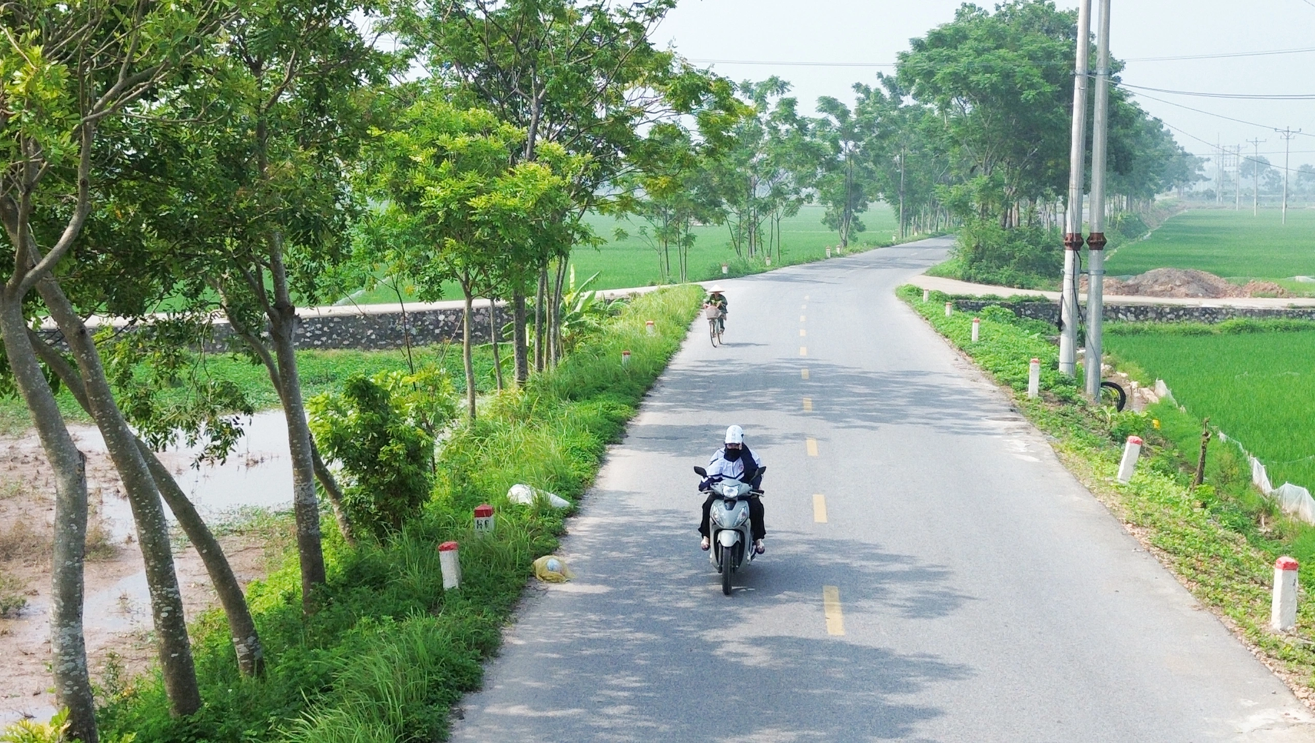 Ô nhiễm cộng với trời nắng nóng khiến không khí trở nên ngột ngạt, người đi đường cảm thấy khó chịu