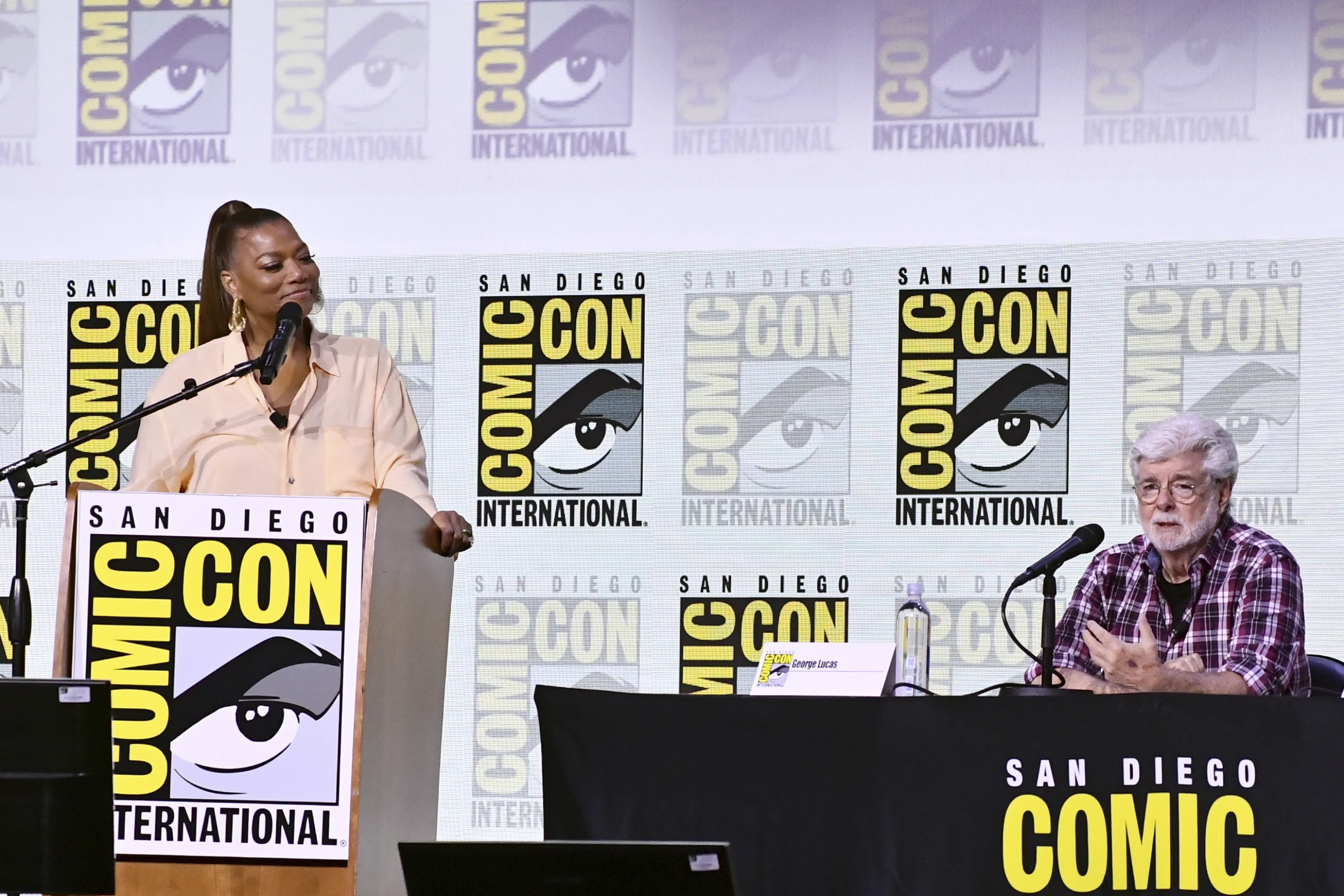 Hàng nghìn fan attends Comic-Con 2025: Hé lộ dự án mới của Ryan Gosling và George Lucas Queen Latifah, left, and George Lucas attend a panel for the Lucas Museum of Narrative Art during Comic-Con International on Sunday, July 27, 2025, in San Diego. (Photo by Richard Shotwell/Invision/AP)