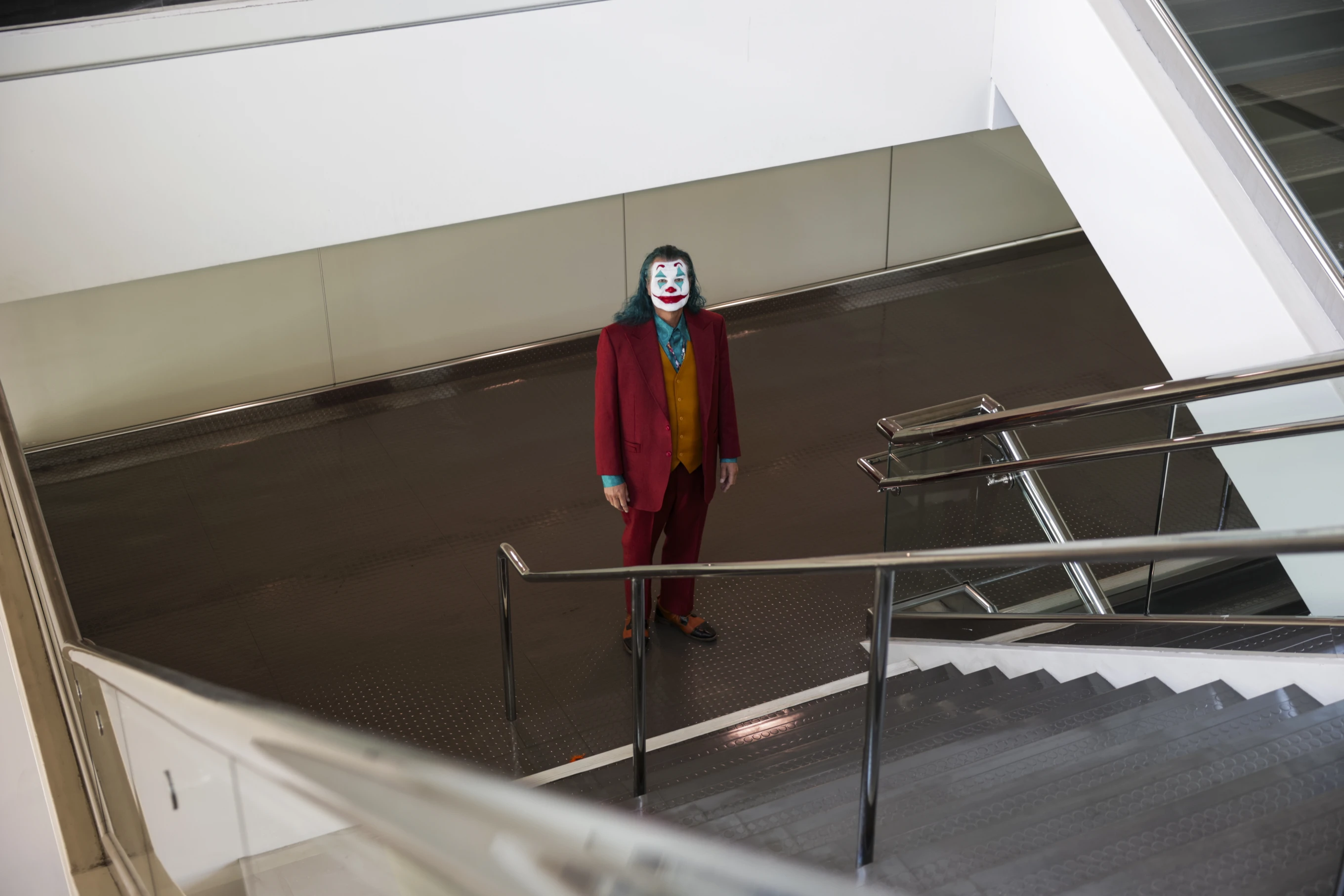 Hàng nghìn fan attends Comic-Con 2025: Hé lộ dự án mới của Ryan Gosling và George Lucas Bugs Mitchell of Westminster, Calif. dressed as the Joker from “Batman” attends Comic-Con International on Friday, July 25, 2025, in San Diego. (Photo by Andrew Park/Invision/AP)