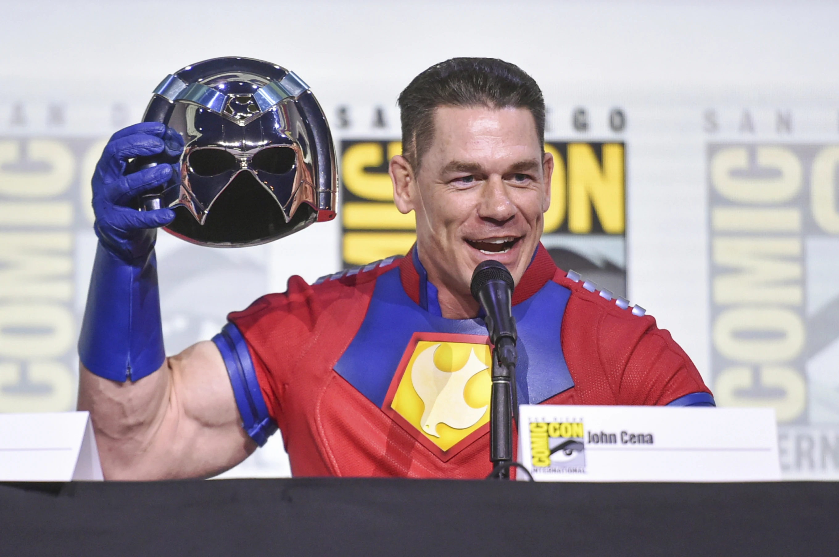 Hàng nghìn fan attends Comic-Con 2025: Hé lộ dự án mới của Ryan Gosling và George Lucas John Cena attends a panel for “Peacemaker” during Comic-Con International on Saturday, July 26, 2025, in San Diego. (Photo by Richard Shotwell/Invision/AP)