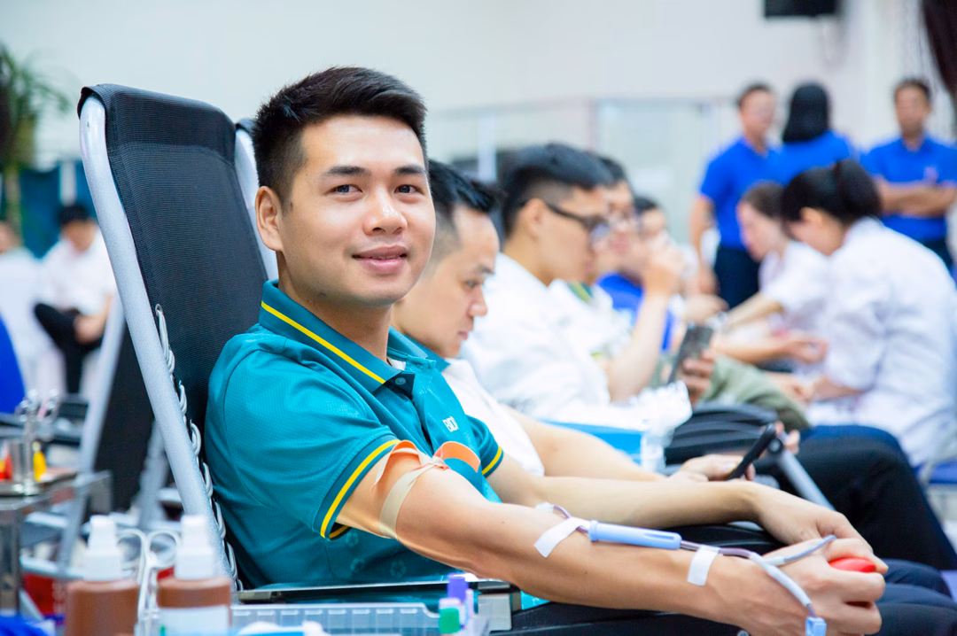 Hàng nghìn thanh niên Chính phủ tham gia hiến máu ‘Giọt hồng yêu thương’ Suy nghĩ giản dị nhưng đầy nhân văn của anh Vũ Mạnh Hùng và các đồng nghiệp tại BIDV đã lan tỏa tinh thần sẵn sàng sẻ chia, thắp lên ngọn lửa của lòng nhân ái.