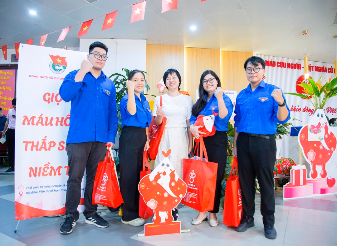 Hàng nghìn thanh niên Chính phủ tham gia hiến máu ‘Giọt hồng yêu thương’ Đoàn Thanh niên Tập đoàn Điện lực Việt Nam.