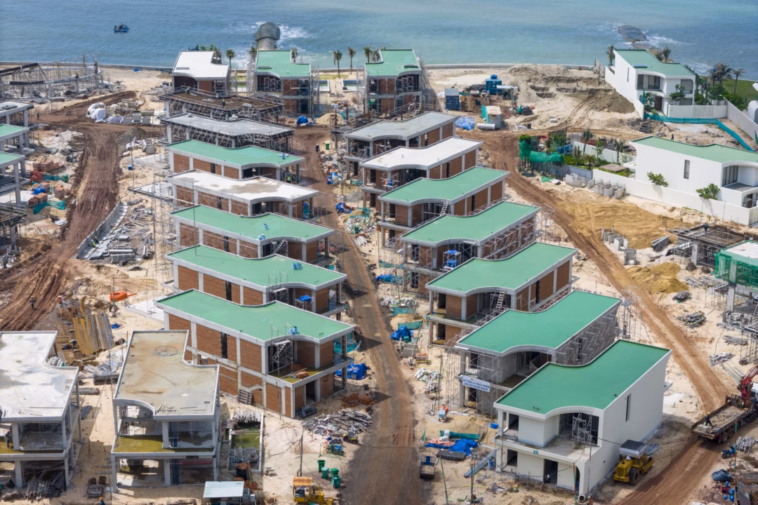 Hồ Tràm – ‘Thủ phủ’ du lịch biển của TP.HCM khát phòng nghỉ dưỡng cao cấp Nhiều căn biệt thự song lập và đơn lập tại khu vực gần biển đã hoàn thiện cơ bản phần khung, mái và đang được thi công mặt ngoài. Một số căn đã bắt đầu lắp đặt cửa, hệ thống kỹ thuật và từng bước hoàn thiện nội thất.