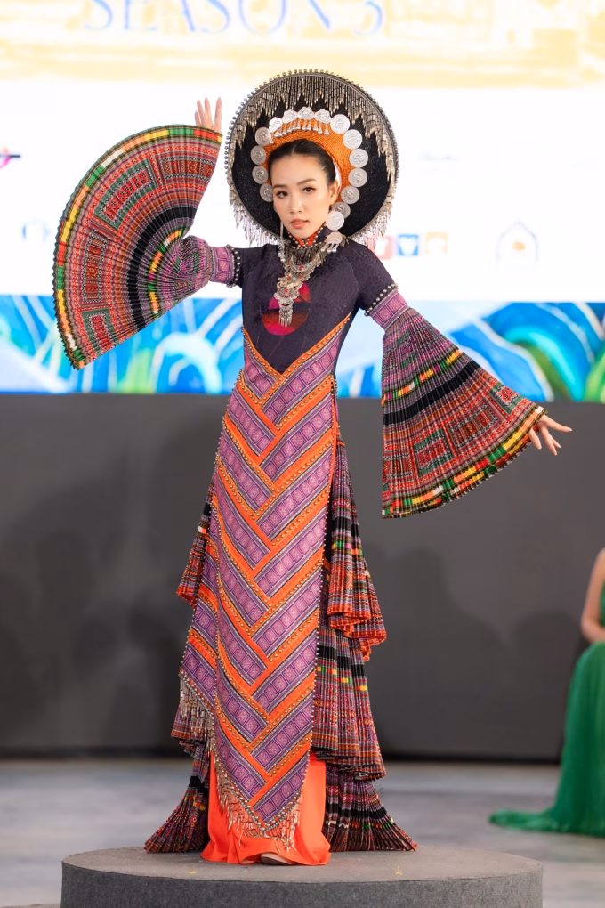 Chất liệu tơ tằm, thổ cẩm được các nhà thiết kế sử dụng nhằm tôn vinh ngành thời trang.