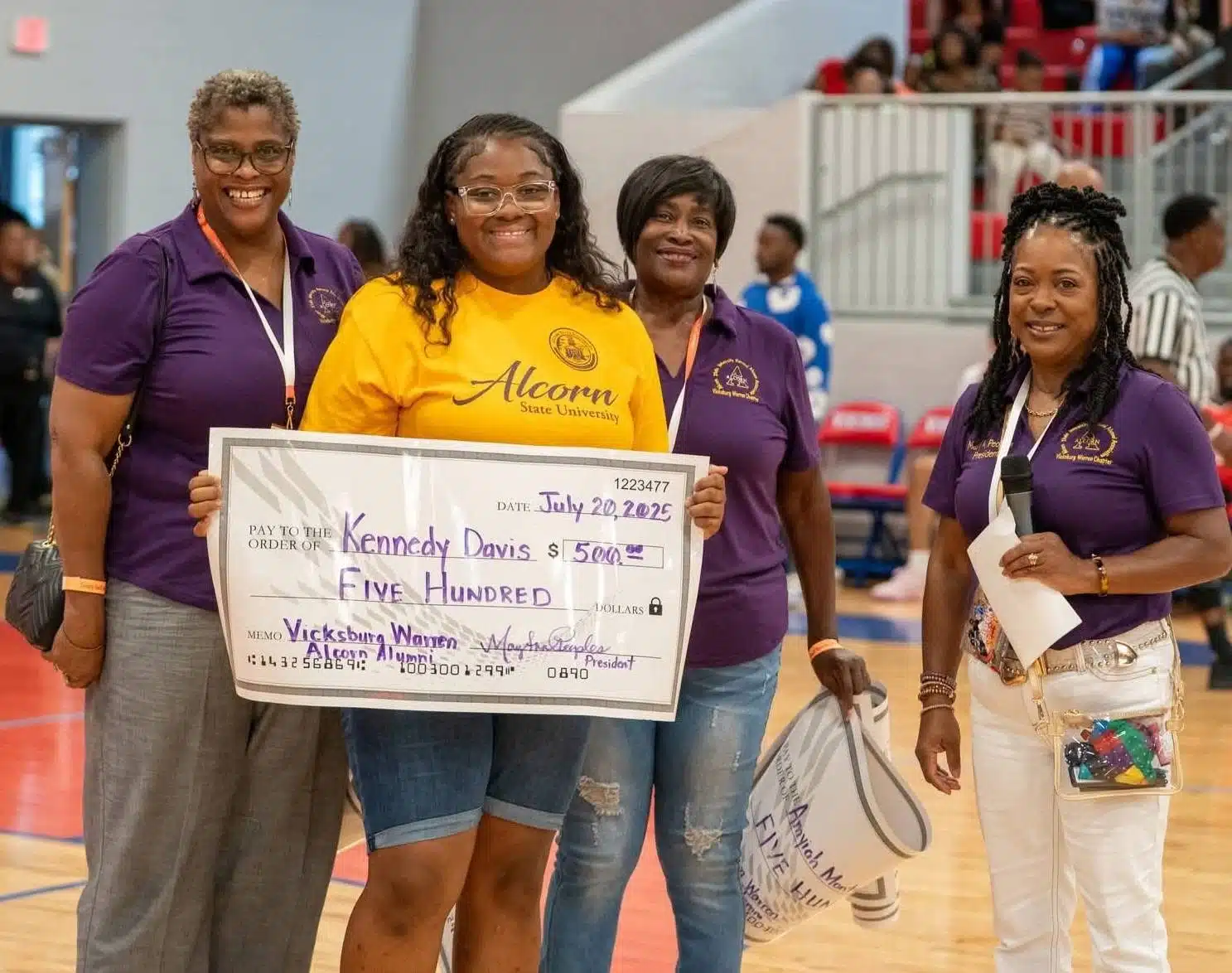 Học sinh Mỹ nhận học bổng nhờ trận bóng rổ Kennedy Davis: Photo by Ced Tillman