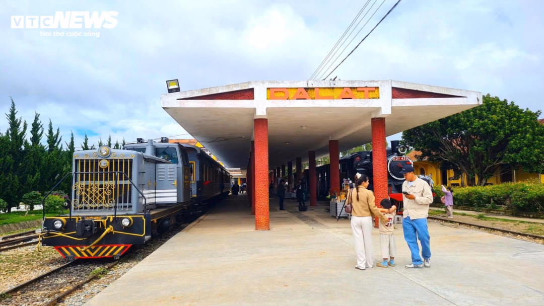 Khám phá nhà ga Đà Lạt – Điểm check-in độc đáo gần 100 tuổi Trong quá khứ, ga Đà Lạt nằm trong kế hoạch xây dựng tuyến đường sắt Tháp Chàm (Ninh Thuận cũ) - Đà Lạt (Lâm Đồng). Tuyến đường sắt này có tổng chiều dài 84km, có vai trò kết nối thành phố cao nguyên với tuyến đường sắt Bắc - Nam.