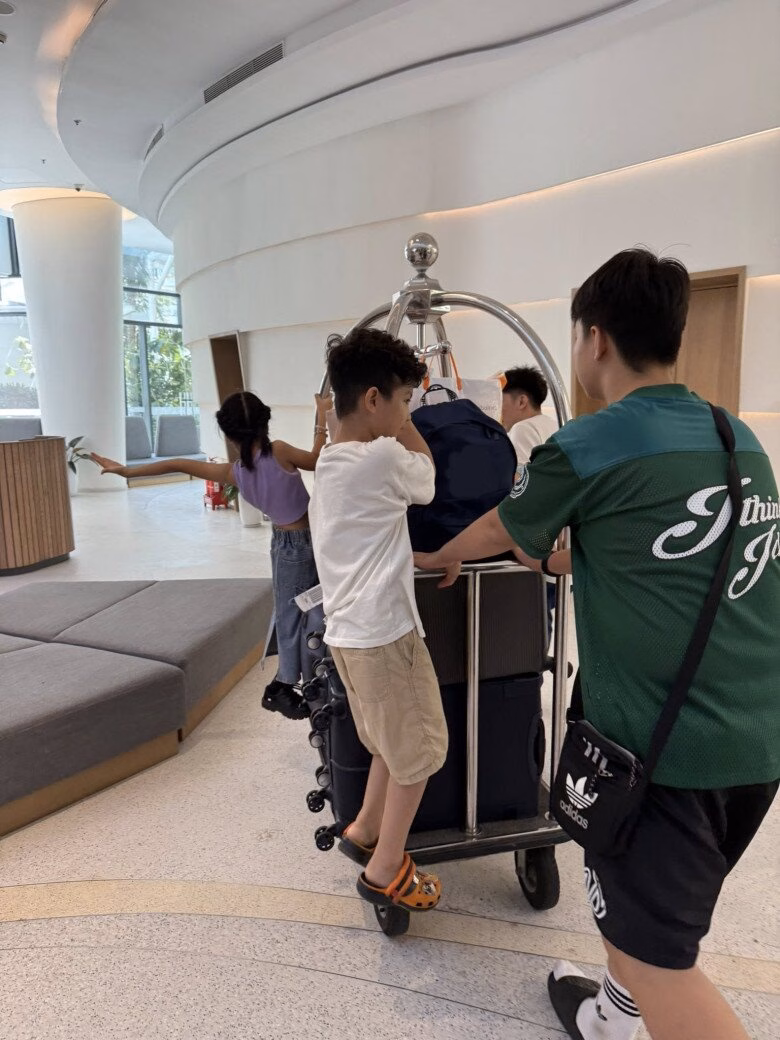 Lê Phương chia sẻ loạt ảnh du lịch cùng gia đình,ắng sự chú ý của dân tình nhờ Cà Pháo – con trai với visual cực ‘chill’ Cà Pháo giúp mẹ và các em di chuyển đồ đạc khi đến khách sạn.