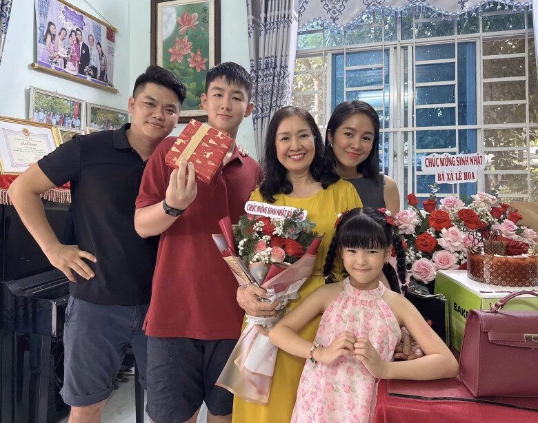 Lê Phương chia sẻ loạt ảnh du lịch cùng gia đình,ắng sự chú ý của dân tình nhờ Cà Pháo – con trai với visual cực ‘chill’ Vợ chồng Lê Phương - Trung Kiên về chúc mừng sinh nhật bà ngoại.