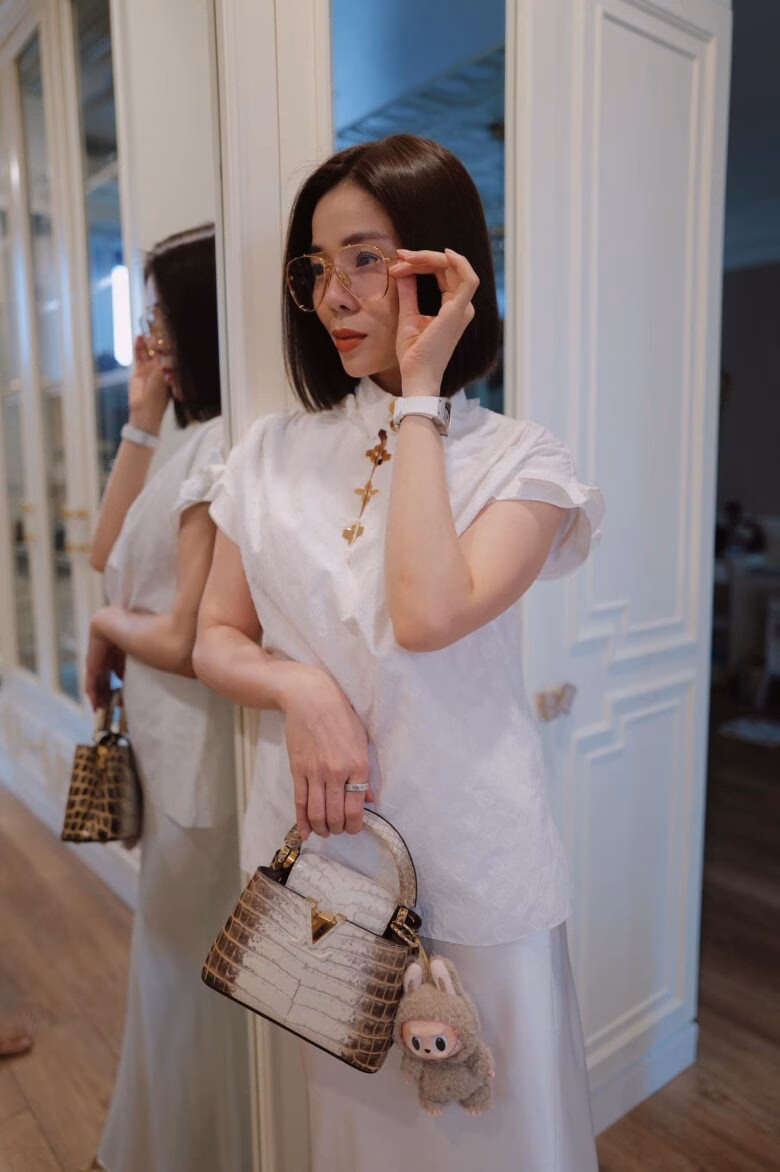 Lệ Quyên – Nữ hoàng phòng trà và phong cách thời trang xa hoa Để thêm điểm nhấn, Lệ Quyên còn gắn thêm phụ kiện độc đáo.