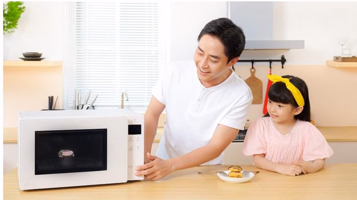 LG ra mắt bộ giải pháp nhà bếp hiện đại cho người Việt Lò vi sóng NeoChef™ hâm nóng đều và giữ trọn hương vị món ăn - Ảnh: DNCC
