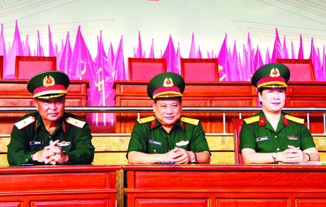 Nữ chiến sĩ Quân khu 7 được động viên trước giờ diễu binh lịch sử