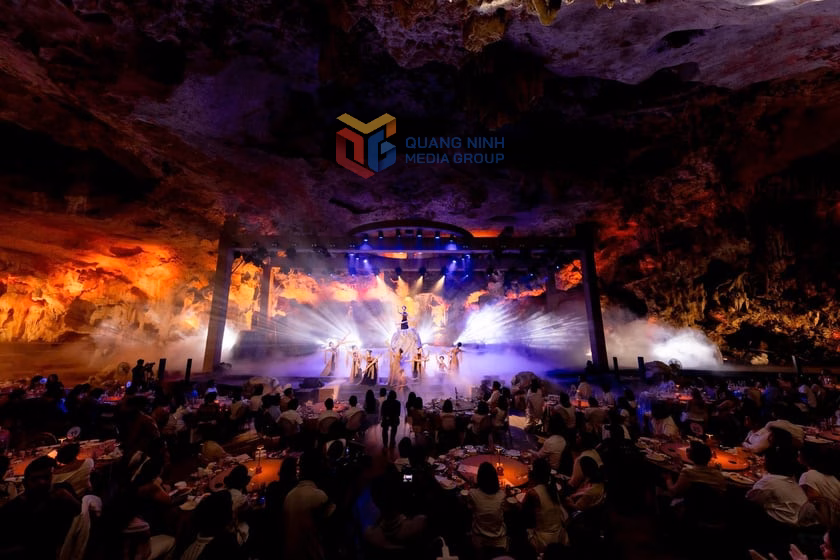 Quảng Ninh ‘mở cửa’ du lịch mạnh mẽ sau đại dịch Covid-19 Show diễn thực cảnh "Đi tìm dấu ngọc" tại Hang Ngọc Rồng (TP Cẩm Phả, tháng 6/2025) mang nhiều cảm xúc ấn tượng cho du khách