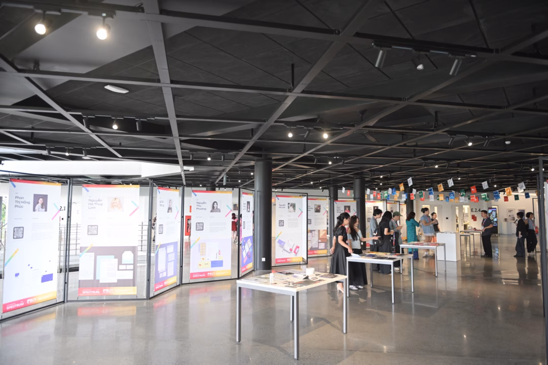 Sinh viên BUV thể hiện đa dạng nghệ thuật tại triển lãm SPECTRUM – Summer Show 2025 Sinh viên thời nay không chỉ học để thi, họ còn tạo ra triển lãm sáng tạo nhìn là mê: 80 dự án, vạn sắc màu được kể- Ảnh 10.