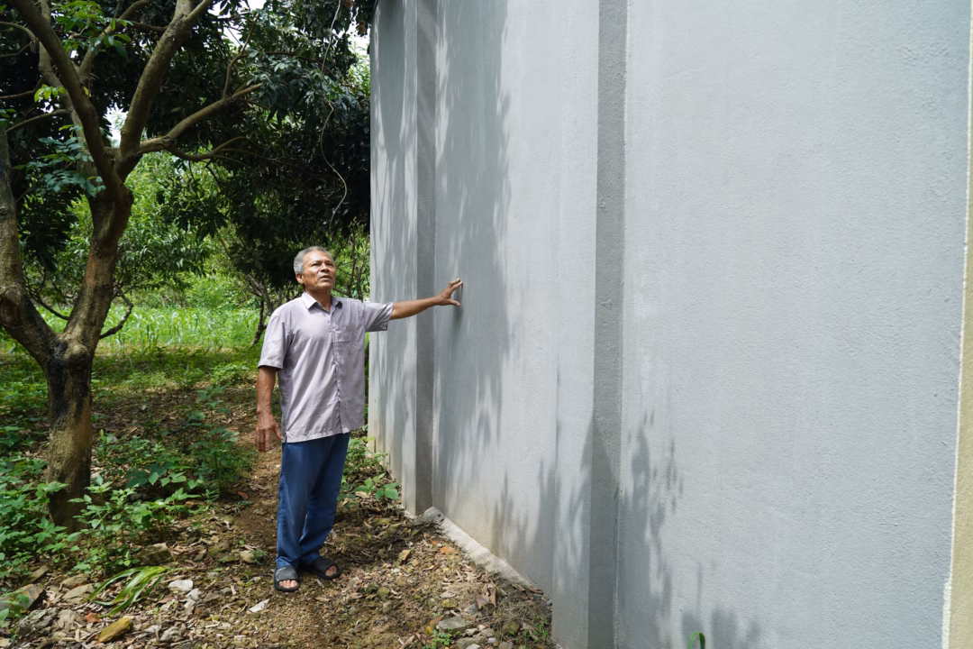 Thôn quê đẹp như tranh với đường sạch, hoa xanh ven sông Hàng xóm hỗ trợ sơn sửa tường nhà bà Mai Thị Chiên – một trong những hộ có hoàn cảnh khó khăn, được công nhận đạt chuẩn “Nhà sạch - Vườn đẹp”.