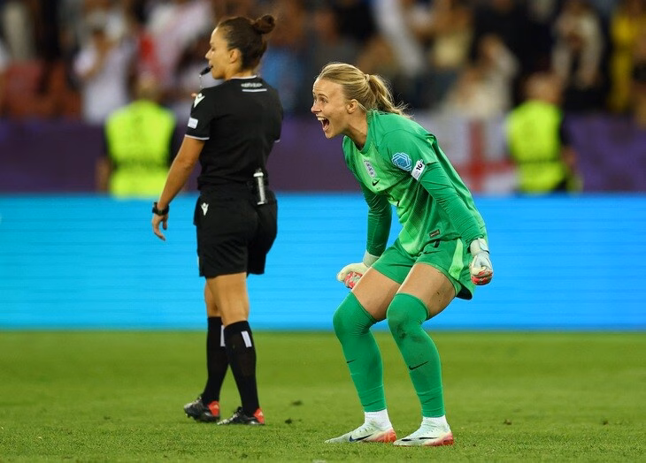 Sự xuất sắc của Hampton trên loạt luân lưu đã giúp tuyển nữ Anh vô địch Euro 2025 - Ảnh: REUTERS